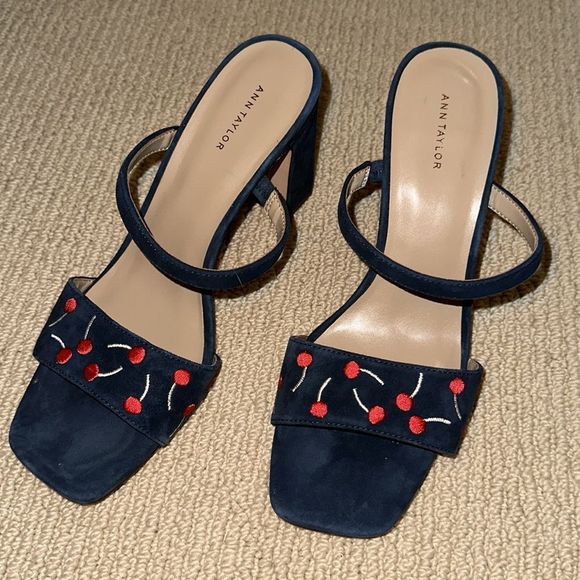 NWT RARE Ann Taylor Cherry Two Strap Suede Block Heel Sandal in Night Sky Size 9 - Picture 6 of 11